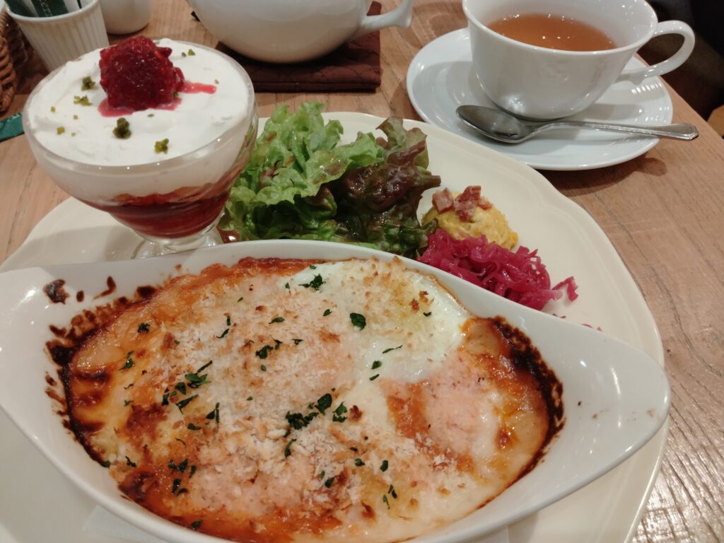 アフタヌーンティー・リビングの季節限定メニュー
紅ずわい蟹と半熟卵のチーズドリア